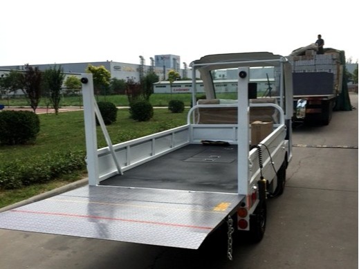 帶升降尾板電動貨車