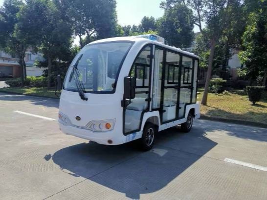 華鍇兩臺8座封閉式帶空調電動觀光車交至高端地產項目